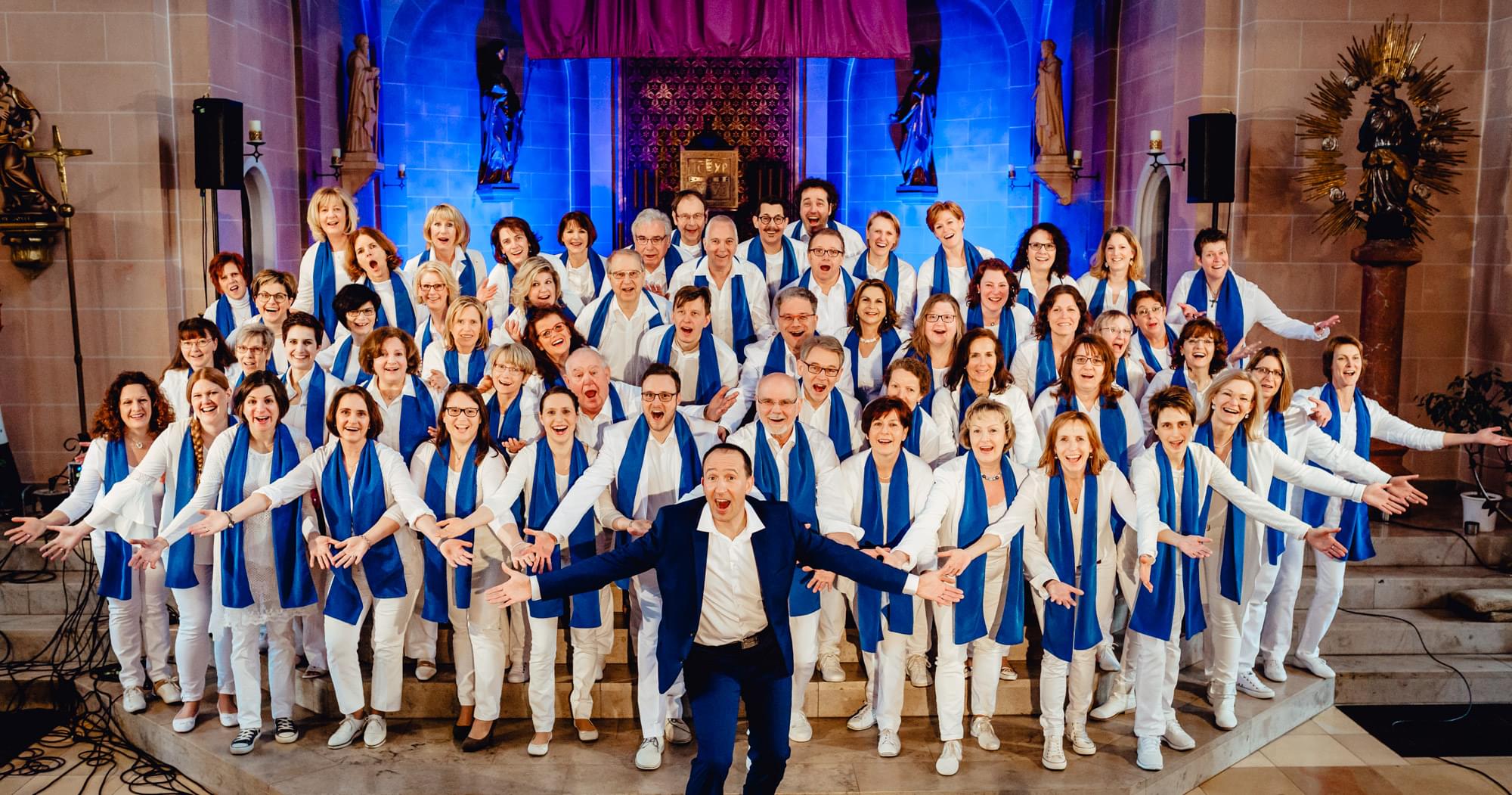 Gospelchor Grenzenlos Gruppenfoto auf der Bühne